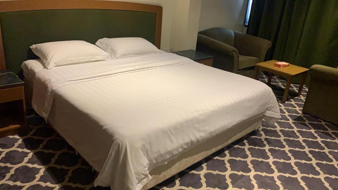 Al Aziziyah Hotel And Suites คามิสมูชาอิท ภายนอก รูปภาพ